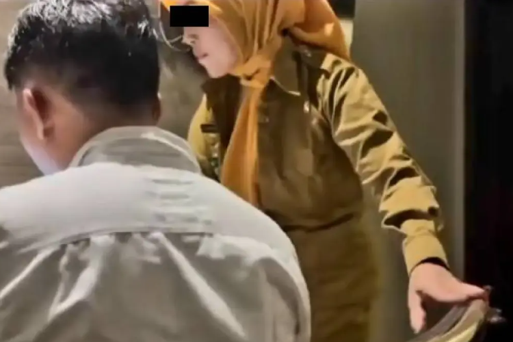 GEGER! Link Guru Bahasa Inggris 6 Menit Viral di Medsos, Video Part 2 Bikin Penonton Merem Melek