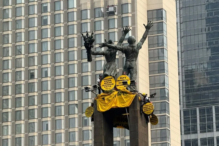 Polisi Turunkan Spanduk Greenpeace di Bundaran HI, Aktivis Sempat Tertahan Sebelum Dibawa ke Mabespolri Jakarta
